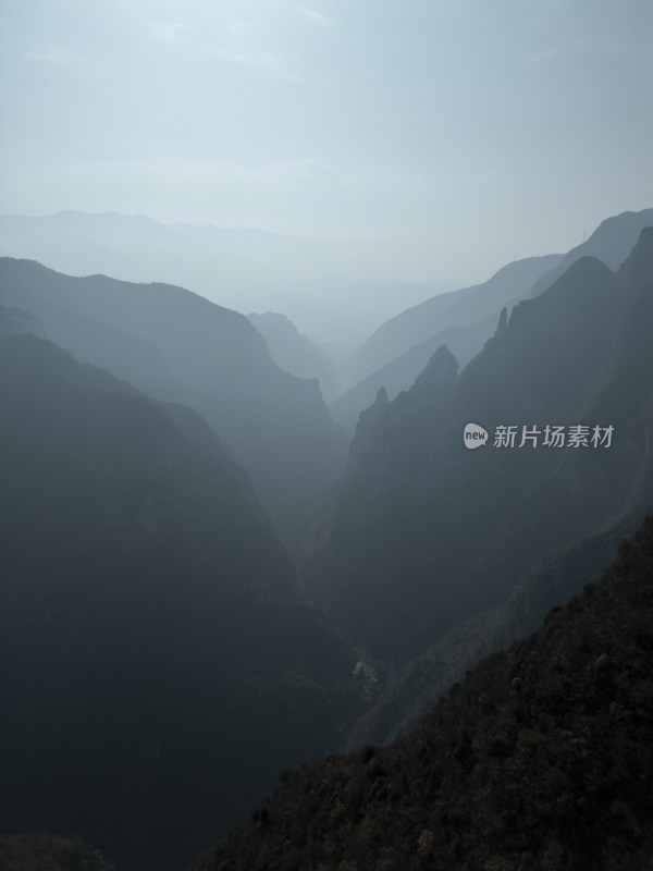 雾气朦胧的山川峡谷崇山峻岭