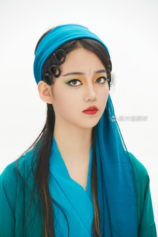 民间故事白蛇传中小青服饰妆面的亚洲少女