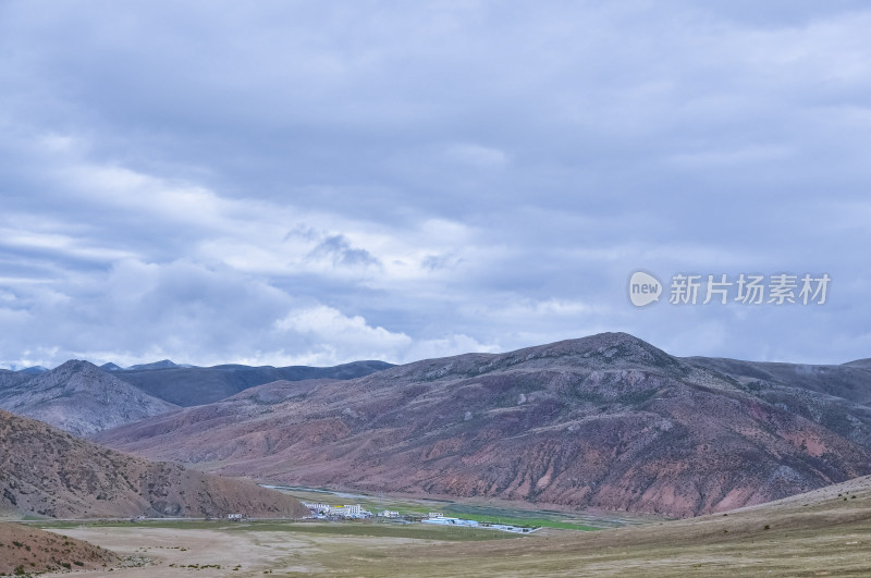 业拉山上望西藏昌都八宿邦达镇山谷自然风光