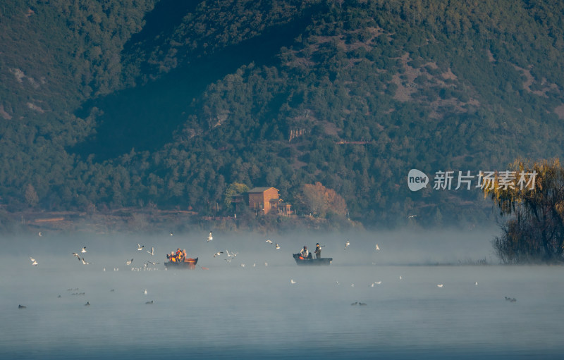 泸沽湖冬天唯美晨雾冬景