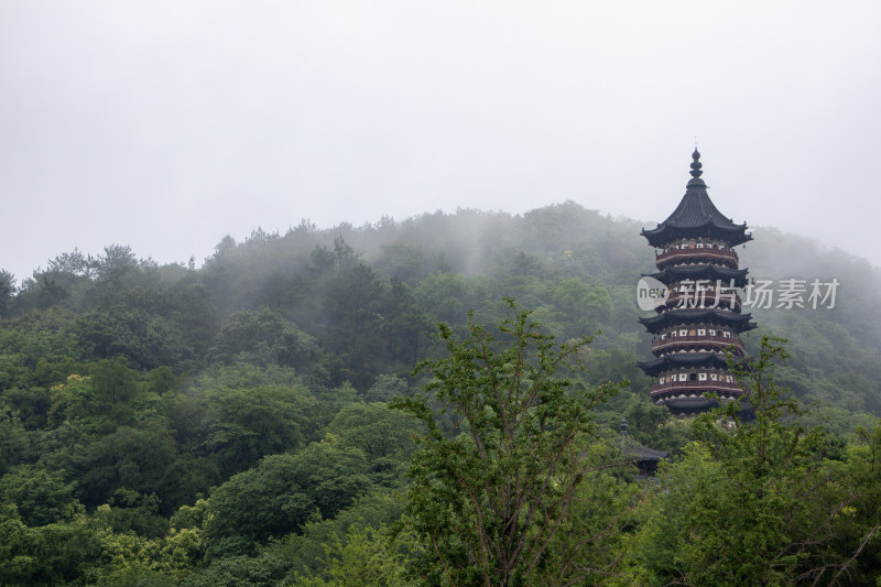 南京牛首山文化旅游区夏日山间云雾中的宝塔