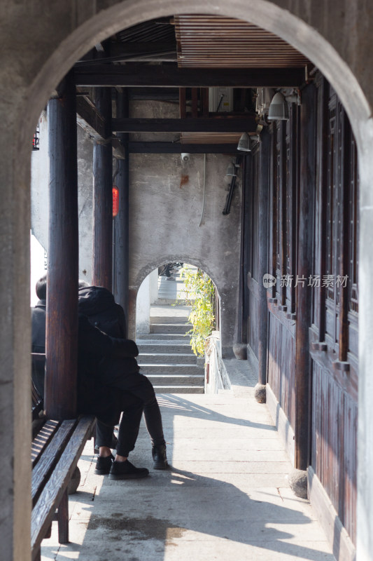 塘栖古镇古桥横跨水面，岸边传统建筑林立