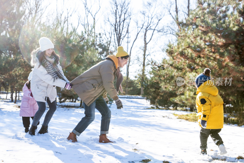 快乐的一家人在雪地里做游戏