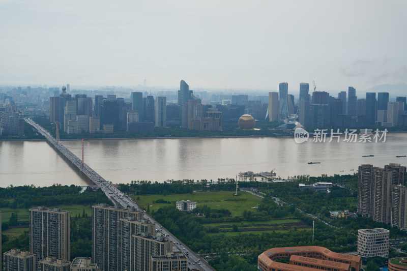 浙江杭州滨江的快速路和机场公路的城市风光