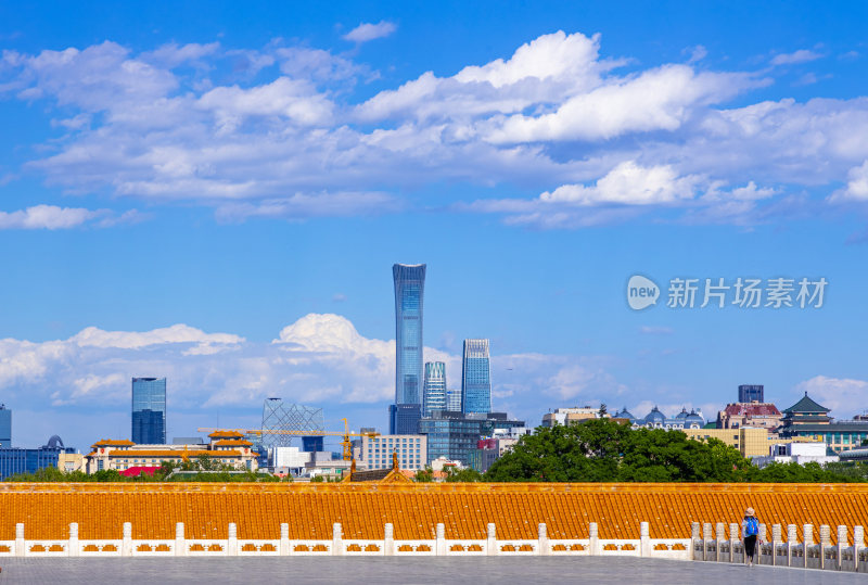从北京故宫琉璃瓦眺望国贸CBD中央商务区