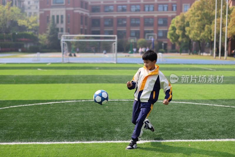 男孩在足球场上踢球的肖像