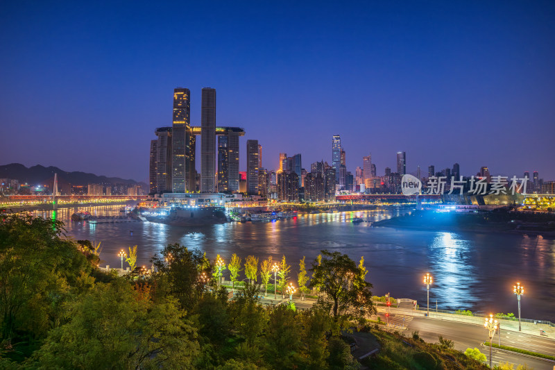 重庆朝天门码头两江交汇黎明前夜景