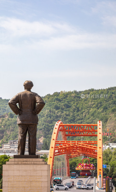 陕西延安革命纪念馆建筑与毛泽东雕塑塑像