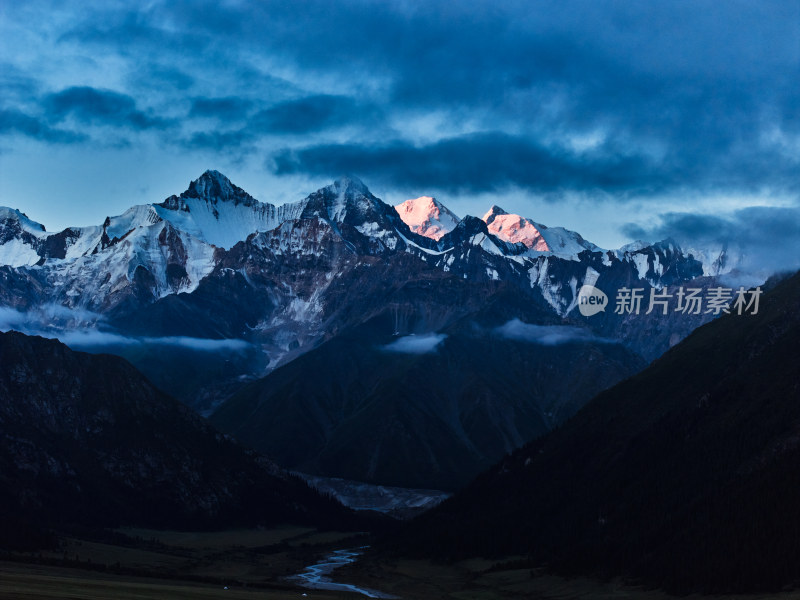 绝美的日照金山