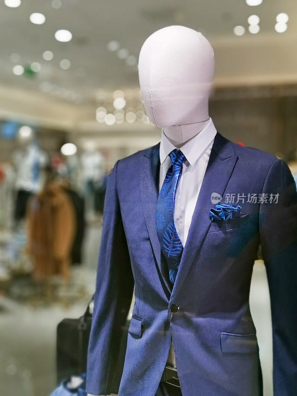 服装店模特与挂式服装陈列