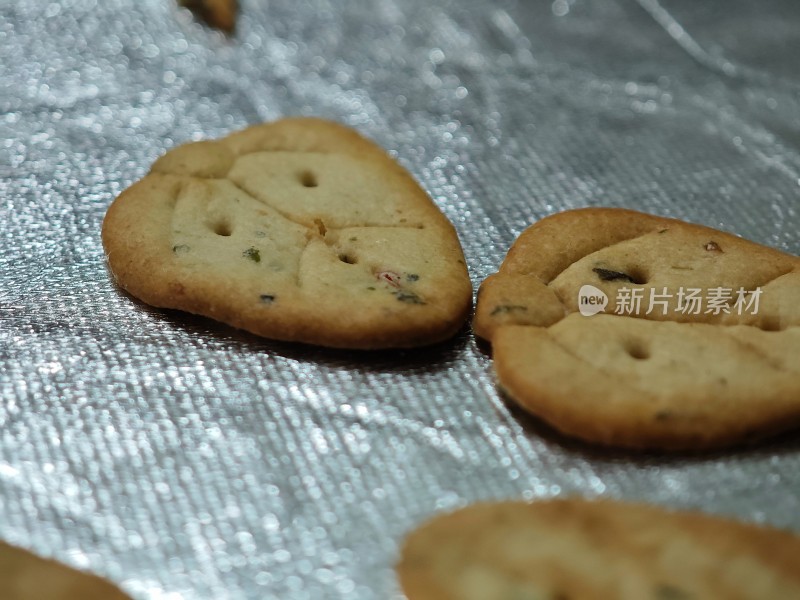 银色背景上放置着的美味饼干