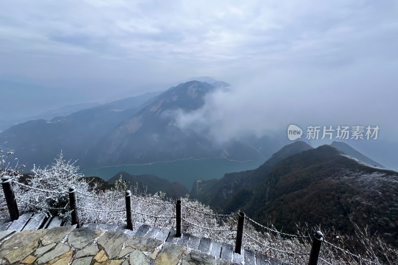 长江三峡瞿塘峡冬季雪景俯瞰