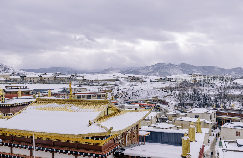 雪后云南香格里拉松赞林寺