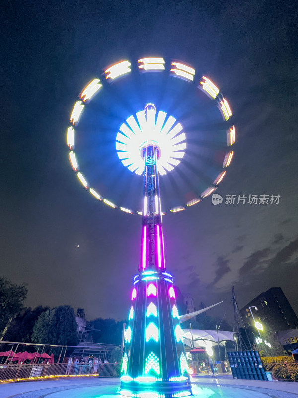 游乐园的高空秋千夜景