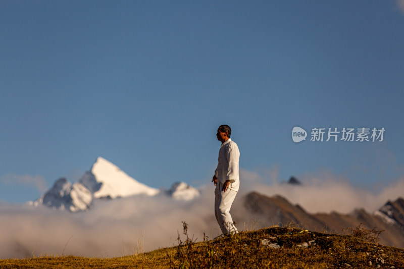 蓝天白云山峰云雾太极拳