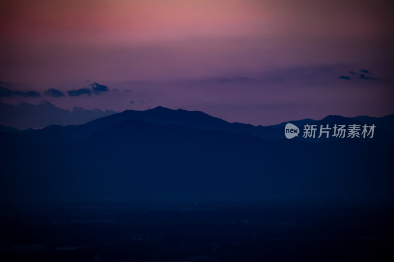 黄昏时分山峦与天空景色