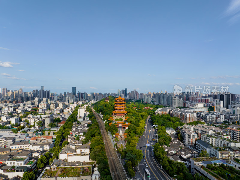 夏季航拍武汉黄鹤楼景区与城市天际线风光