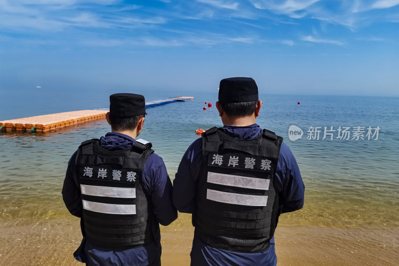 操作无人救生机器人的海岸警察