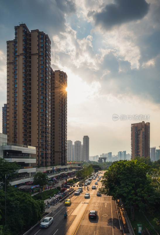 城市黄昏金色街道