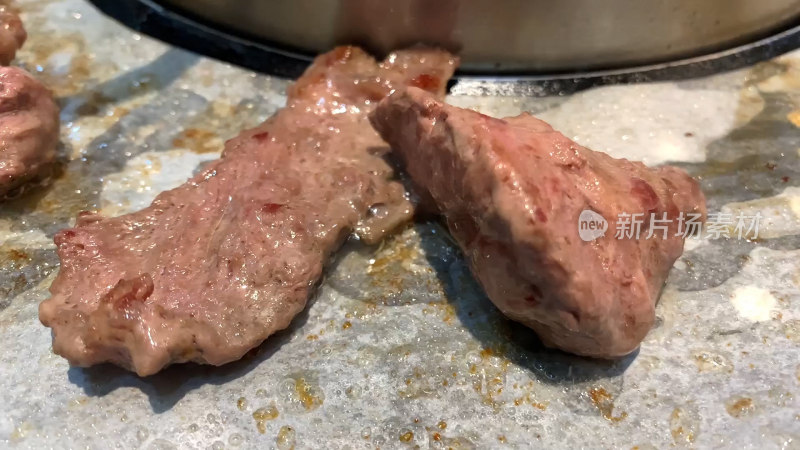 韩式炭火烤肉烤盘上的美食