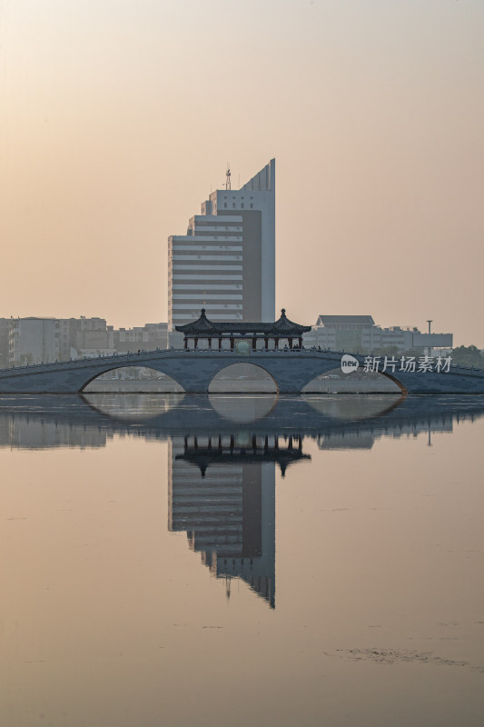 清晨的开封包公湖建筑倒影景观