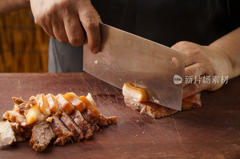 正在切片的新鲜猪头肉