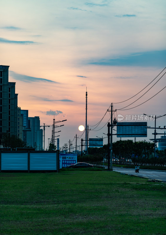 黄昏夕阳城市街道