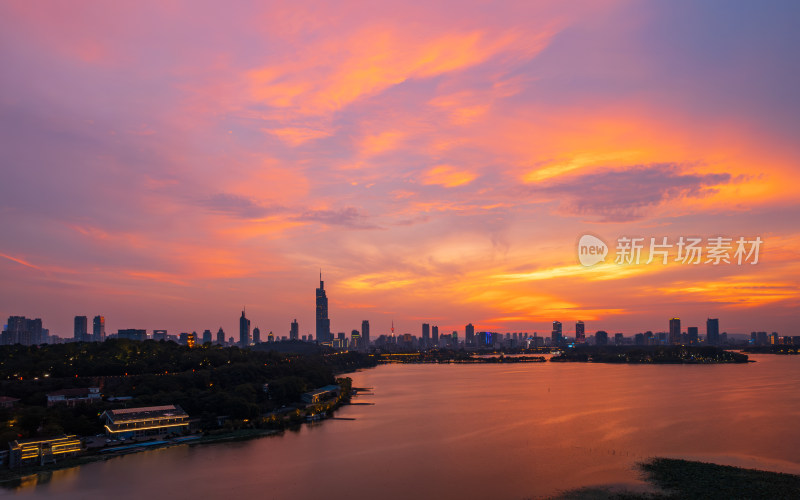 南京玄武湖城市天际线落日晚霞