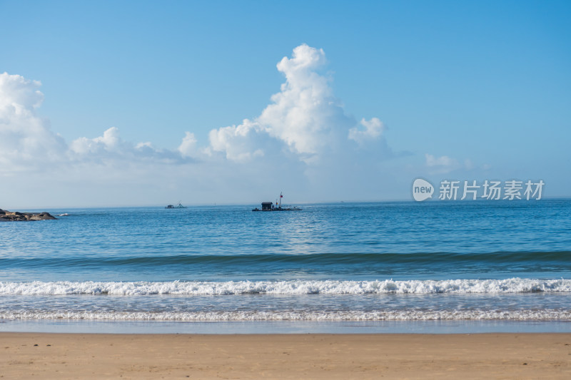 东山岛蓝天白云下的海边风景