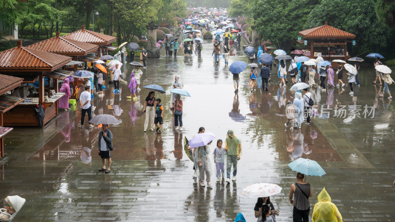 成都都江堰景区雨季的风景及游客