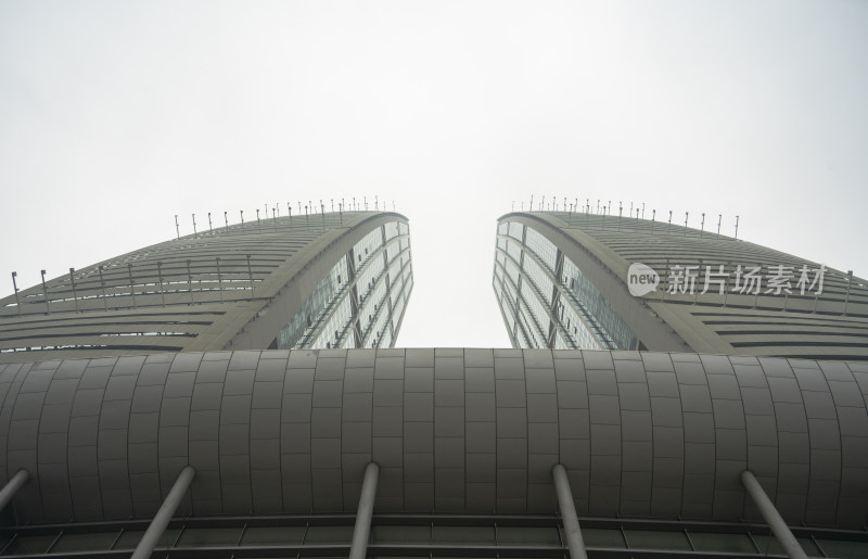 重庆来福士广场大楼地标建筑低角度视图