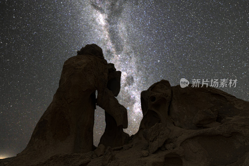 星空下独特造型的岩石景观