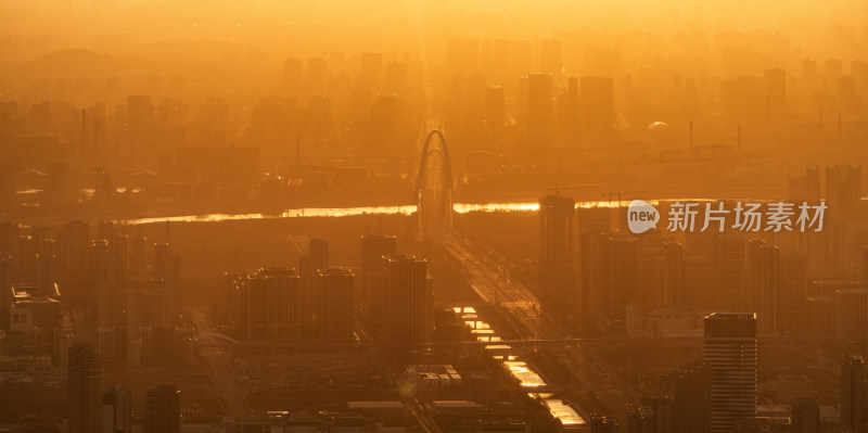 俯瞰晨曦中的永定河新首钢大桥