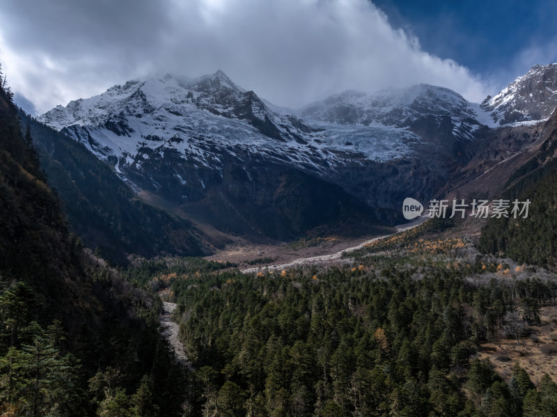 云南香格里拉雨崩村梅里雪山秋色高空航拍