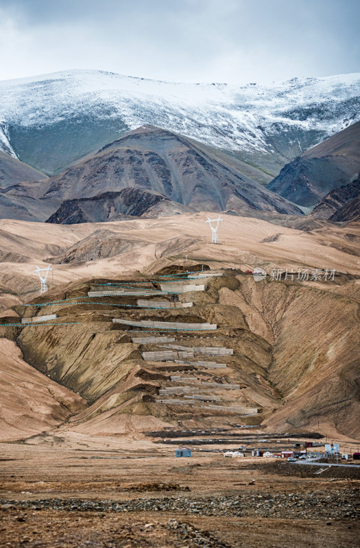 新疆喀什盘龙古道盘山公路低角度全景