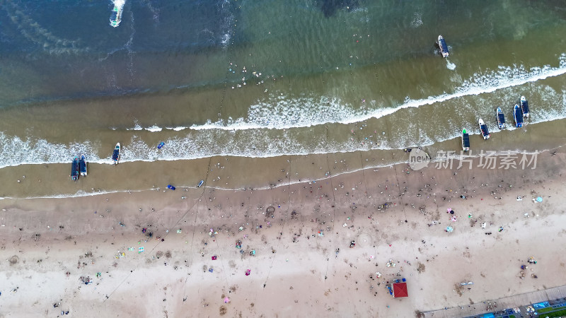 航拍海浪拍打沙滩沙滩游泳游客