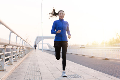 青年女人户外慢跑