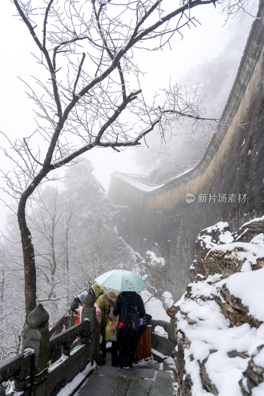 湖北武当山景区冬天大雪雾凇古建筑旅游