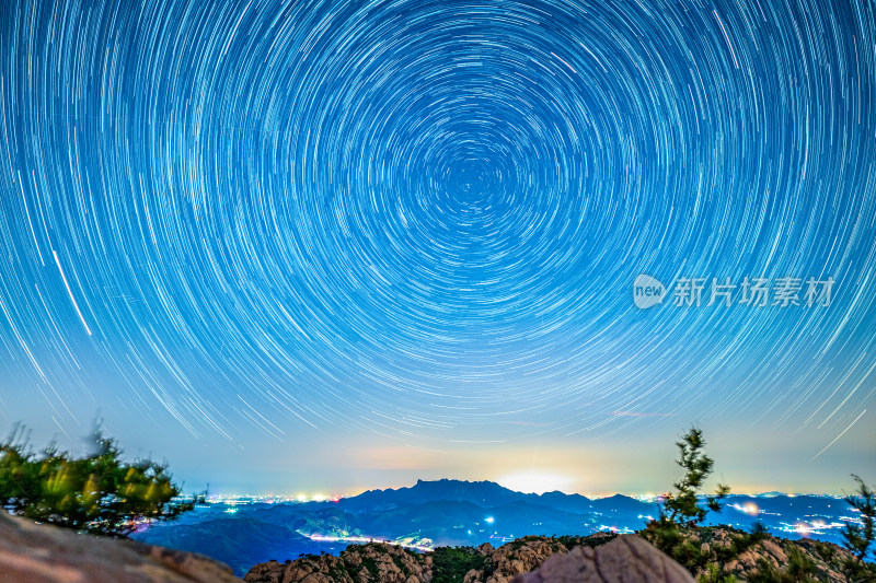 浩瀚的夜空星轨摄于山东省日照市九仙山景区