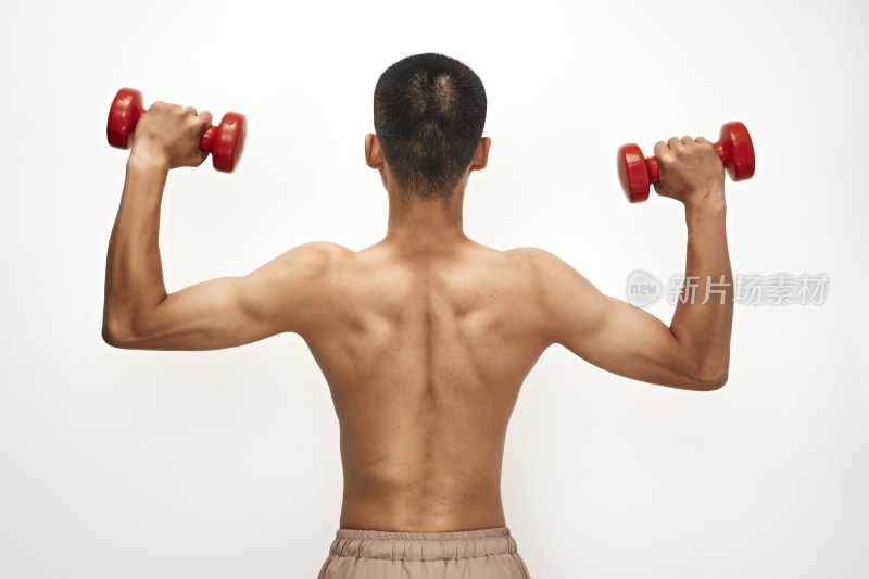 使用哑铃进行健身锻炼的亚洲男性