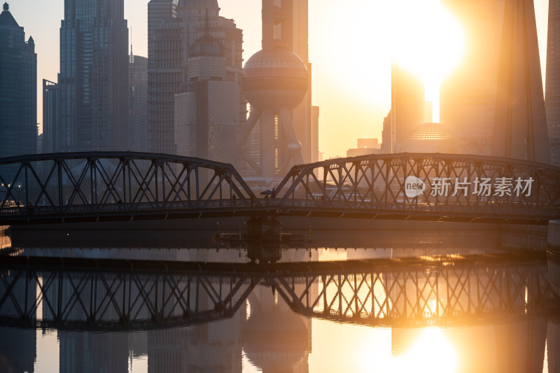 上海外滩建筑群日出景观全景图