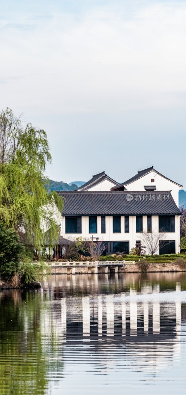 湖边中式建筑山水倒影景观