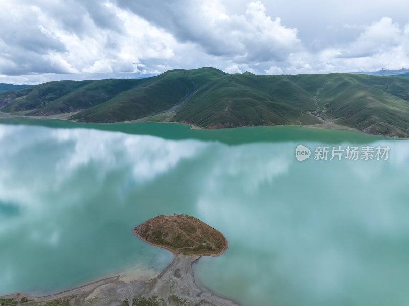 西藏阿里地区浪措绿色湖泊高空航拍