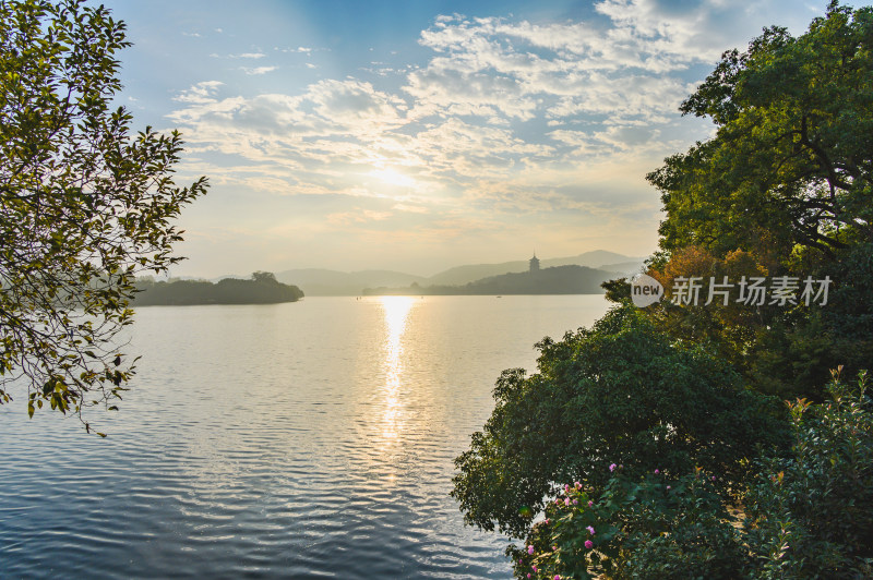 立冬杭州西湖日出朝霞水面倒影