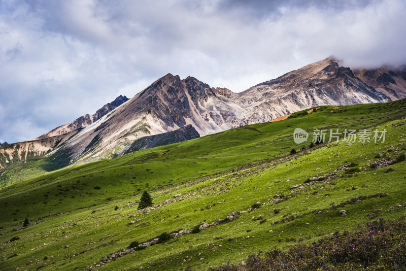 蓝天白云下广袤草原与连绵山峦自然风景