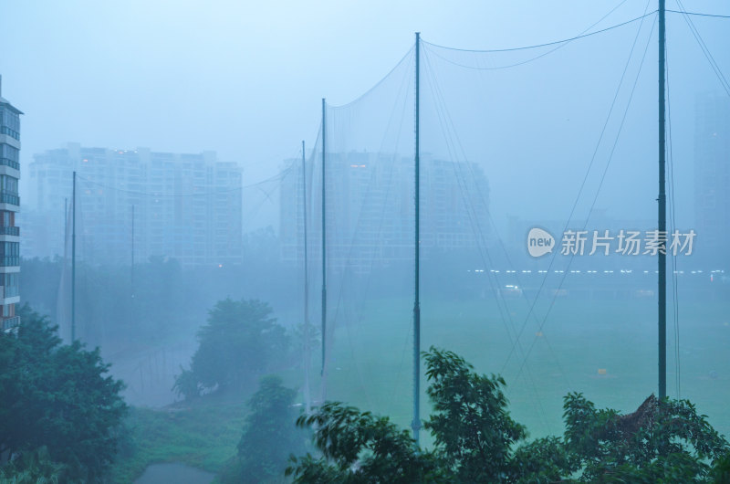 雨雾天气下的高尔夫练习场绿色草坪
