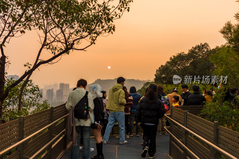 人群在观景台赏日落景观