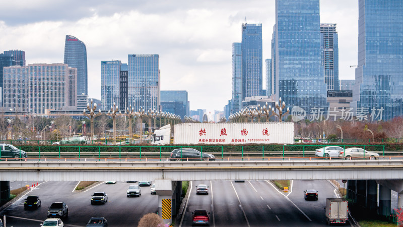 成都高新区绕城高速上行驶的物流箱式货车