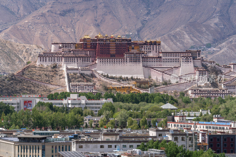 西藏拉萨南山公园远眺高原圣殿布达拉宫全景