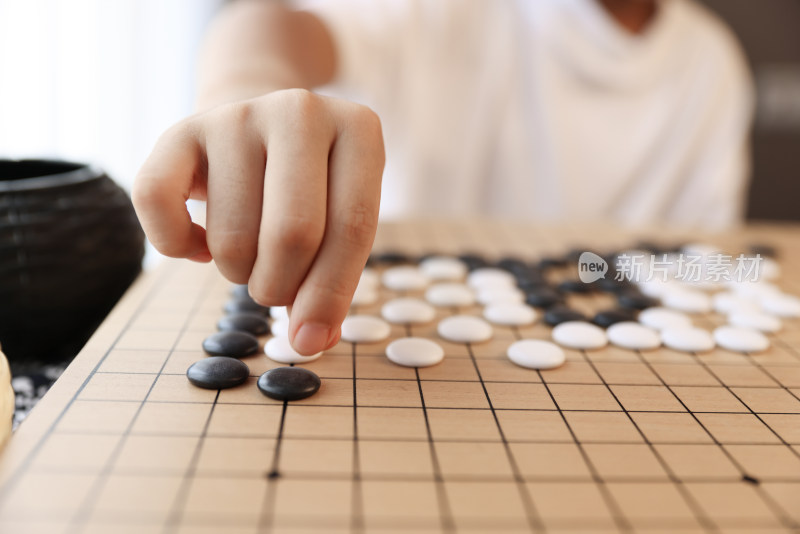 在窗边下围棋